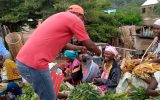 Uvira : Distribution des masques « cache-nez » par l&rsquo;honorable Luc MULIMBALIMBA MASURURU