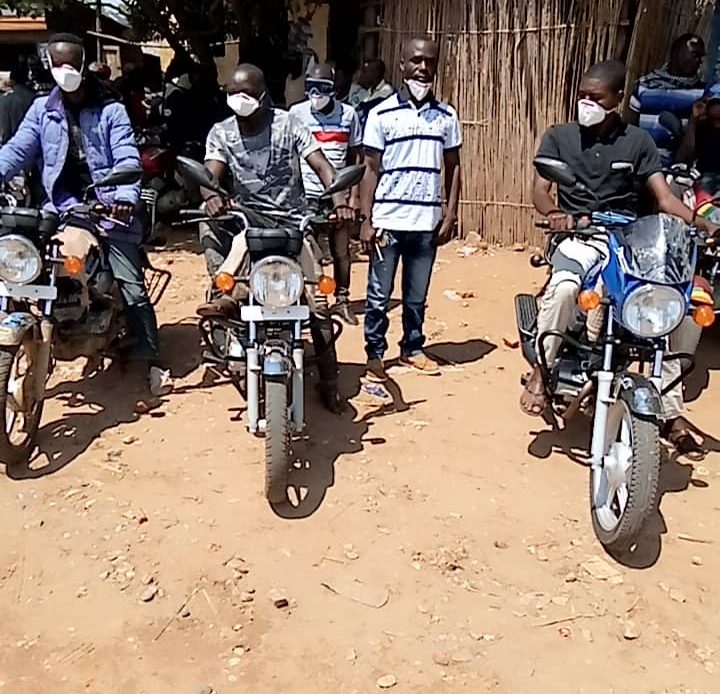 Coronavirus au Sud-Kivu : L’Honorable Luc Mulimbalimba offre des cache-nez aux taxi-motos