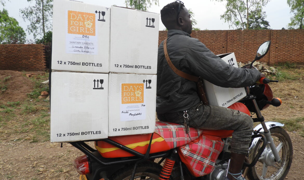L&rsquo;HON LUC MULIMBALIMBA ET SON ORGANISATION MHCD REÇOIT UN DON DE 3000 KITS HYGIÉNIQUES POUR FEMMES EN PROVENANCE DE L’AUSTRALIE.
