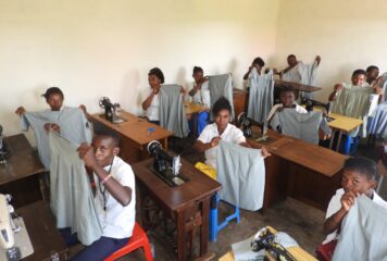 UVIRA: L’HON LUC MULIMBALIMBA DOTE LE COMPLEXE SCOLAIRE MHCD DE LUVUNGI D’UNE SALLE TECHNIQUE EN COUPE ET COUTURE