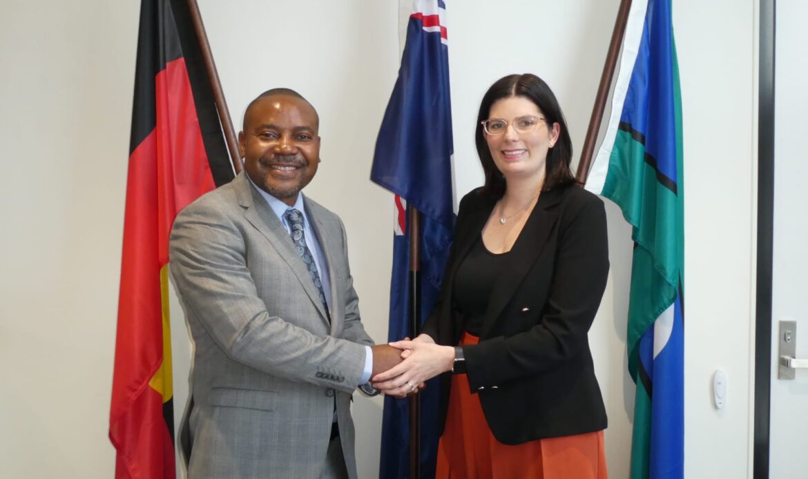 RENCONTRE DE L’HON. LUC MULIMBALIMBA AVEC LA SÉNATRICE MARIELLE SMITH.
