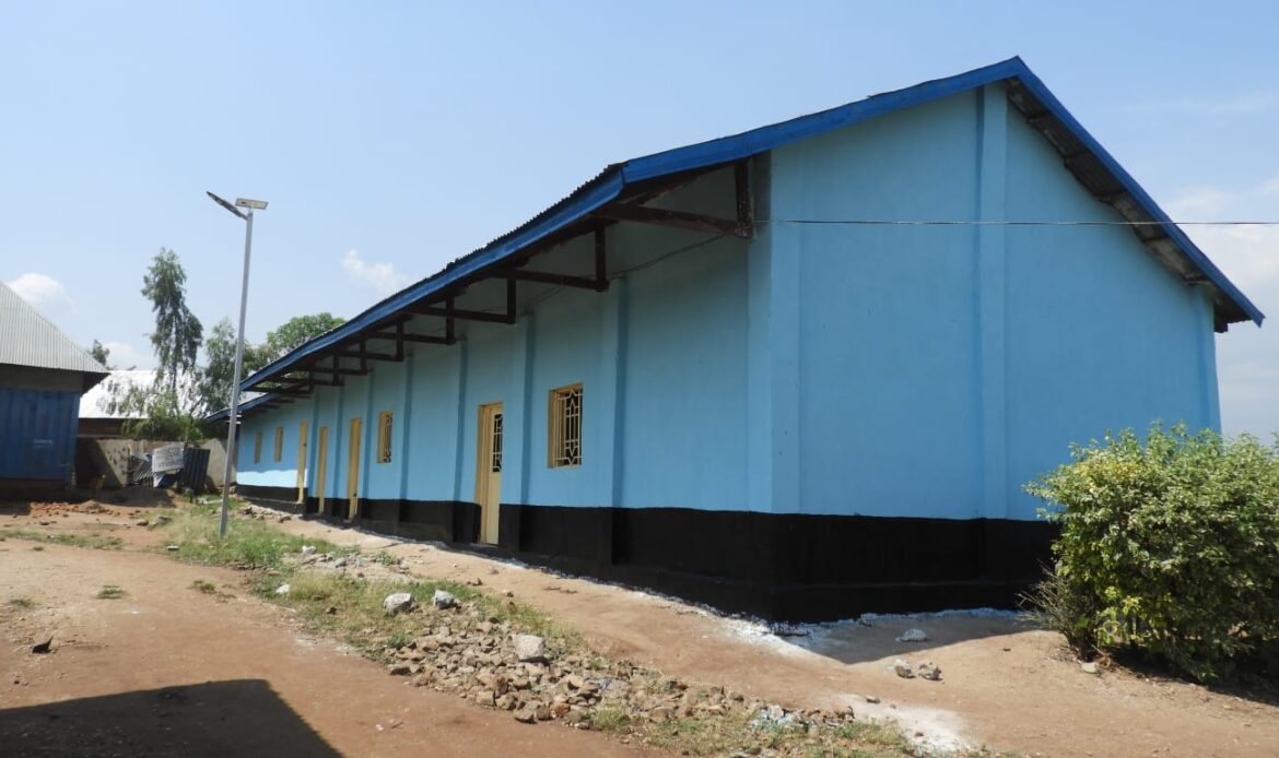 LA CONSTRUCTION D’UN BATIMENT DE 4 SALLES DE CLASSE A LUVUNGI PAR L’HONORABLE LUC MULIMBALIMBA ET SON ORGANISATION MHCD
